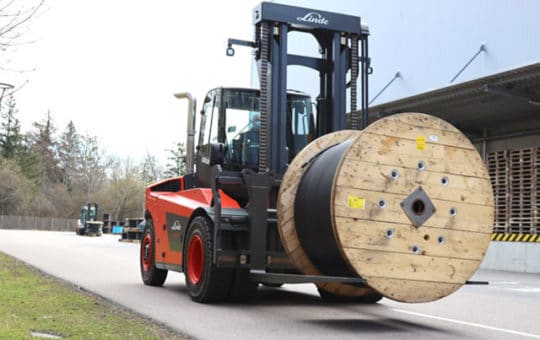 bernhard christl transports a cable drum with the linde h140 d from gruma