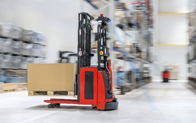 driverless lift truck linde l matic in operation