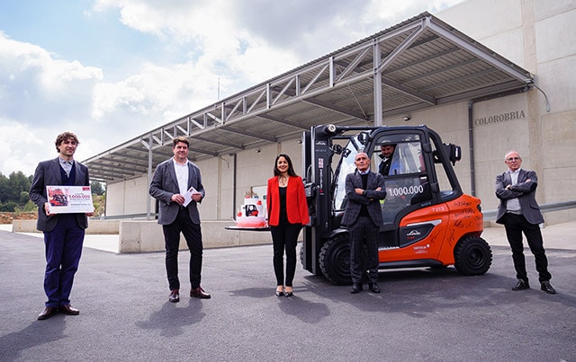 handover of the millionth linde counterbalanced truck to a spanish customer company