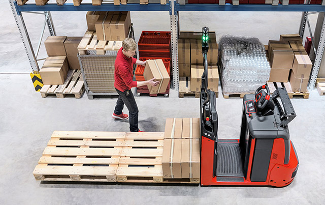 automatic linde n20 helps pick packages in the warehouse