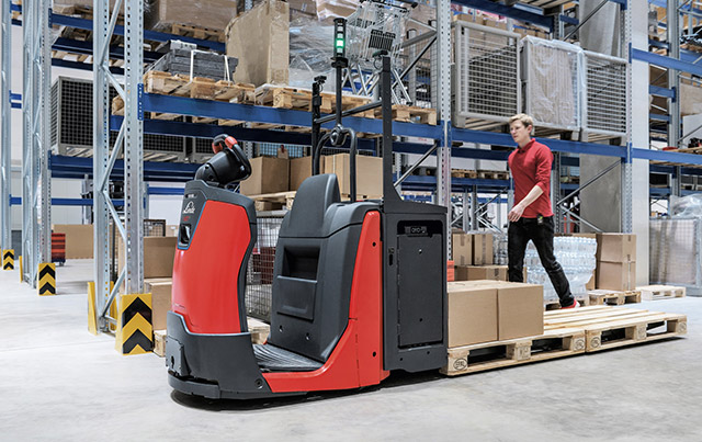 automatic linde n20 helps pick goods in the warehouse