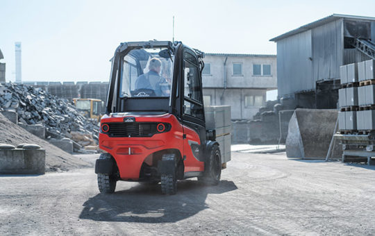 linde x20 in action in a dusty yard