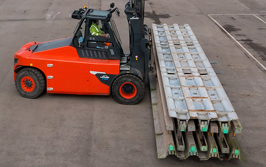 linde electric heavy duty forklift transports goods on the premises