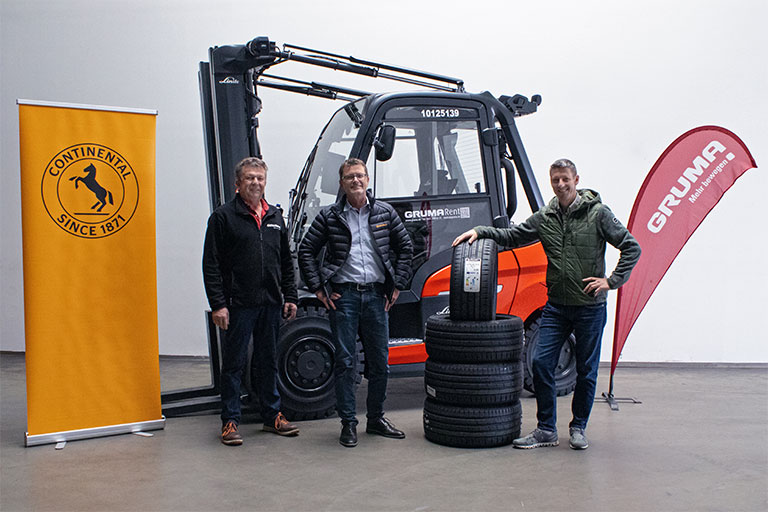 Forklift Cup winner Erwin Brummer (right) is delighted with his new set of passenger car tires. Also present: Holger Gehret (Continental, center) and Johann Breimeir (GRUMA, left).
