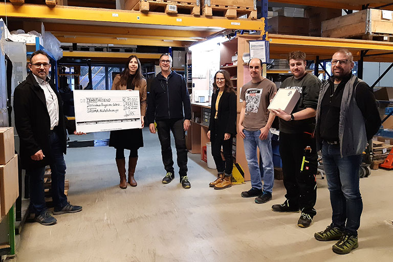 Sophie Gruber (2nd from left) presented the GRUMA Christmas donation to the facility manager Ralf Egner (left) of the foundation "Dominikus-Ringeisen-Werk". (Photo: Rosa Maria Brückner)