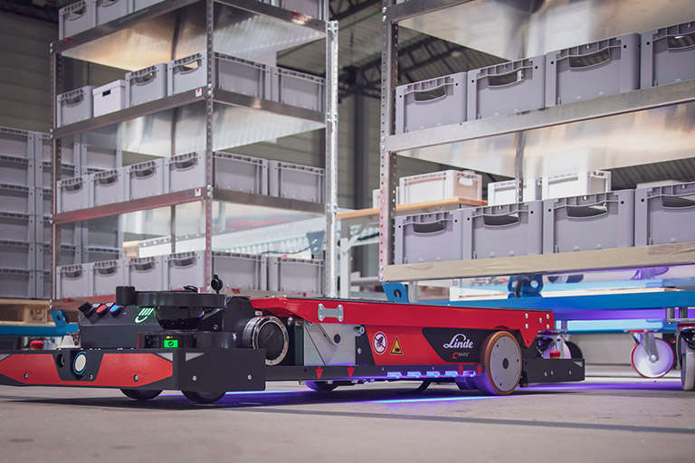 Autonom und effizient: Der mobile Transportroboter Linde C-MATIC HP bewegt mühelos Trolleys und Paletten im Lager.