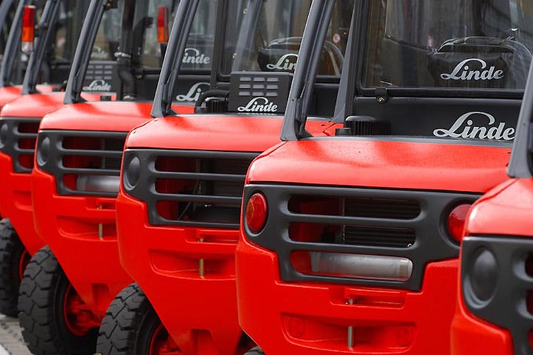 linde forklifts in the yard