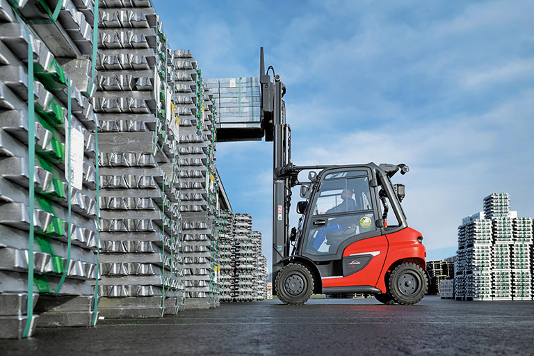 By using hydrogenated vegetable oil (HVO), contractors can save up to 90 percent of the CO2 emissions from their Linde forklifts.