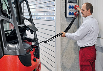Linde forklift charging with charger