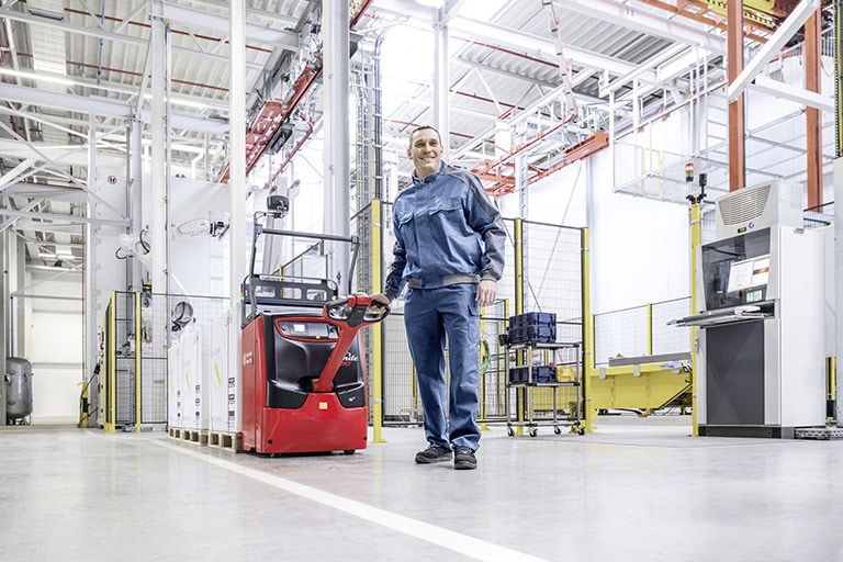 employee pulls new linde t20 30 ex through the warehouse