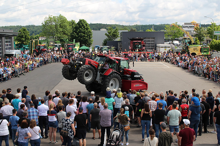 Verschiedene Shows, wie das Schlepperballett, sorgen für Begeisterung bei den über 8.000 Traktorfans.