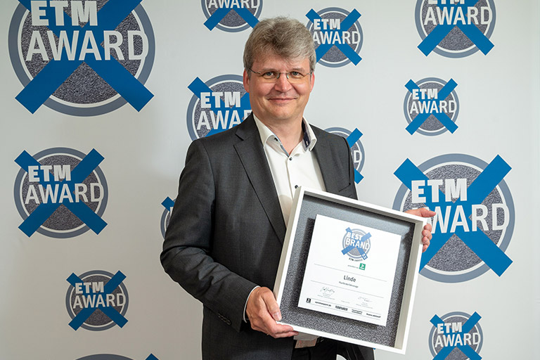 blog handover picture etm award to stefan prokosch