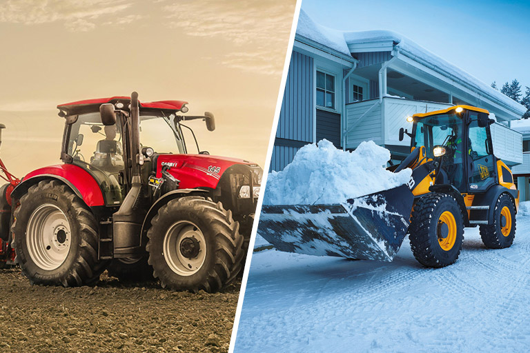 Gelber JCB Radlader im Schnee und roter Traktor auf Feld