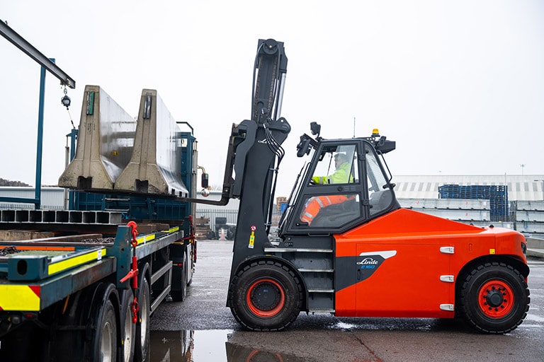 linde electric heavy duty forklift e 160 in use belaedt truck