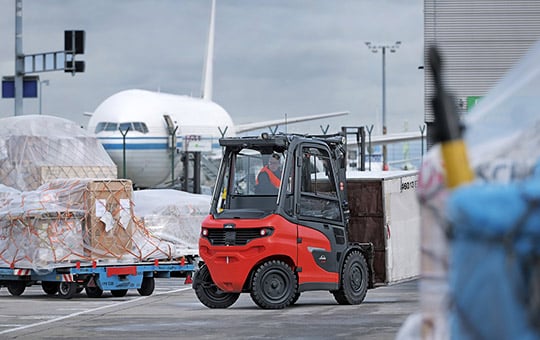 linde x35 x50 electric forklift truck in operation at the airport