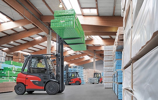 linde x35 x50 electric forklift truck in use in the warehouse