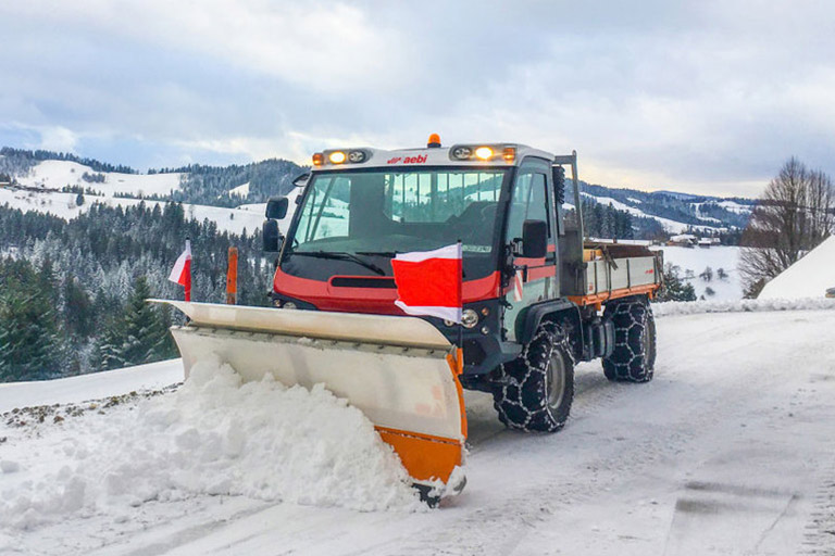 Headerbild Schmidt Wintertechnik Winterdienstfahrzeug beim Schneeräumen