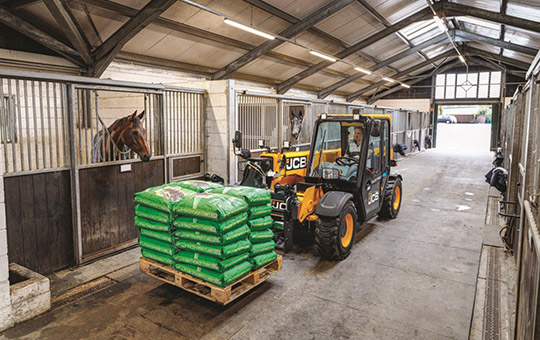 JCB 525-60E of the E-TECH series in use in the horse stable.