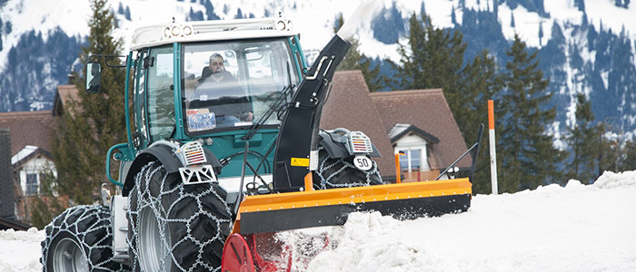 Schmidt Winterdiensttechnik Schneefräse an grünem Traktor
