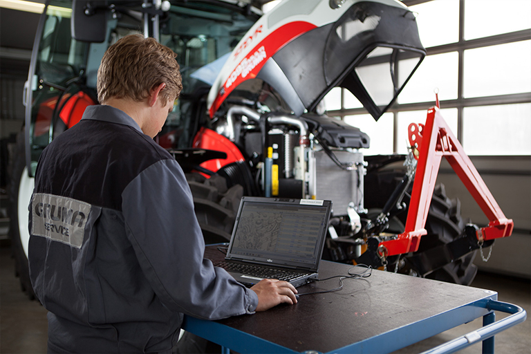Steyr tractor analysis with laptop