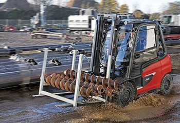 preview linde x35 - x50 electric forklift drives through dirt and water