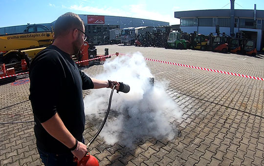 Extinguishing fires at the GRUMA Academy fire safety assistant training course