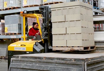Combilift Combi CB loads pallet with blocks onto truck