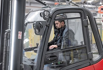 Driver steers forklift with Linde Steer Control