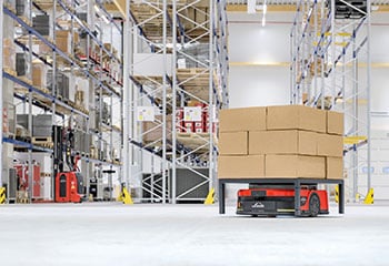 AGV C-MATIC automatically transports cartons in the warehouse