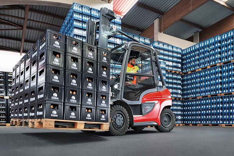 Header Linde LPG forklift transports beverage crates