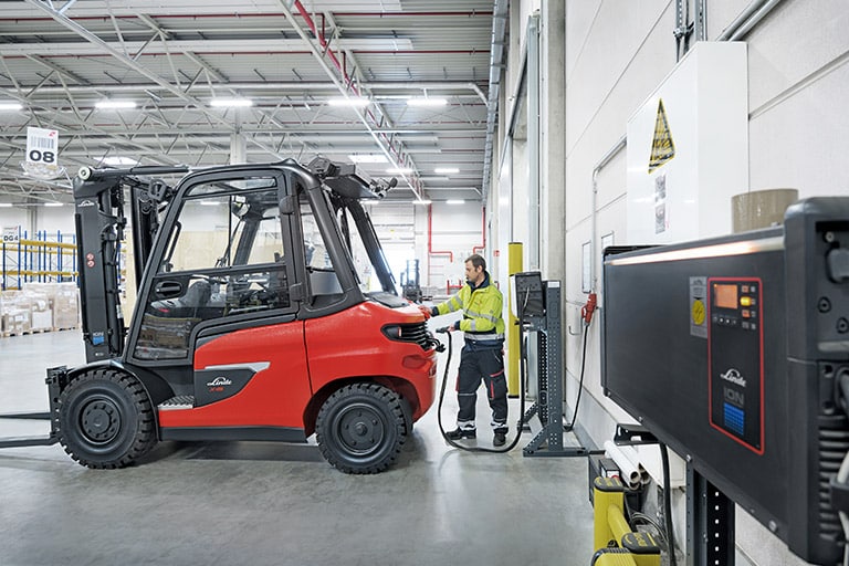 Linde electric forklift X45 charging at the charging station