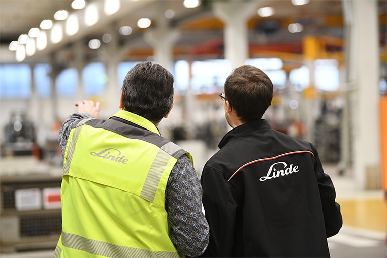 Linde safety scan or check with high visibility vest men explain and point out something