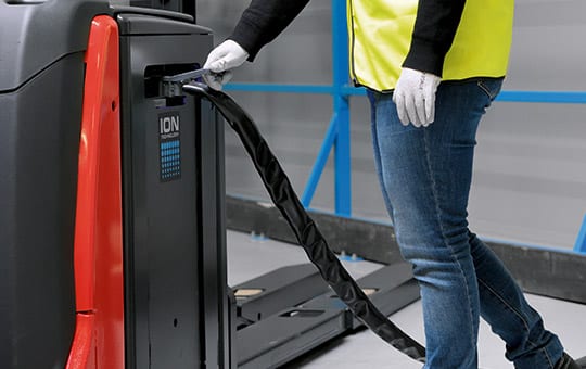 Linde forklifts charge lithium-ion technology