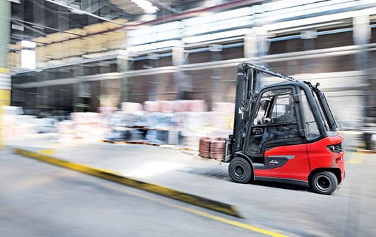 Linde forklift truck races through warehouse