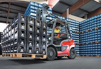 Linde LPG forklift transports beverage crates