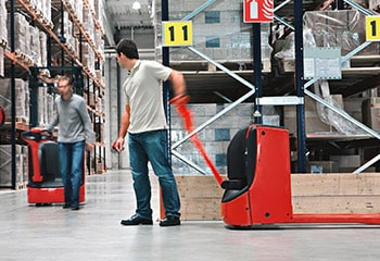 Men with low lift truck T20