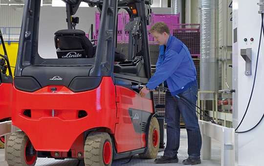Man charges forklift with fuel cell