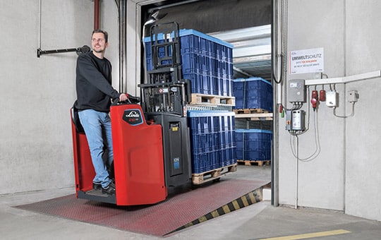 Man loads water crates with Linde D10 ION high lift truck