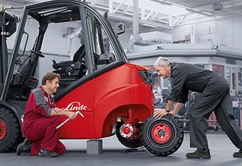 Tire change at Linde Forklift