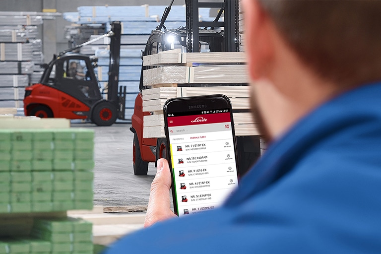 Service Manager App Smartphone in Warehouse Mobile
