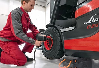 Changing a forklift tire on a Linde forklift truck