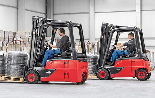 Two Linde forklifts at work
