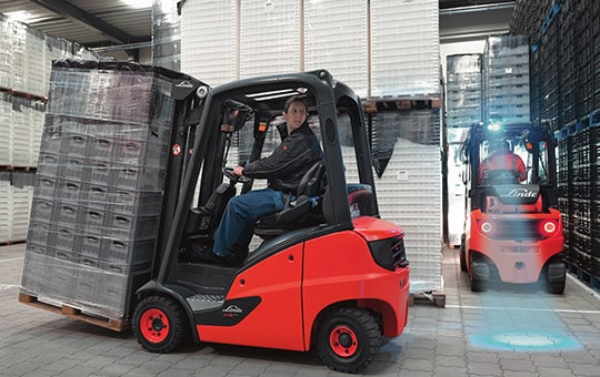 Two Linde forklifts with BlueSpot transport crates