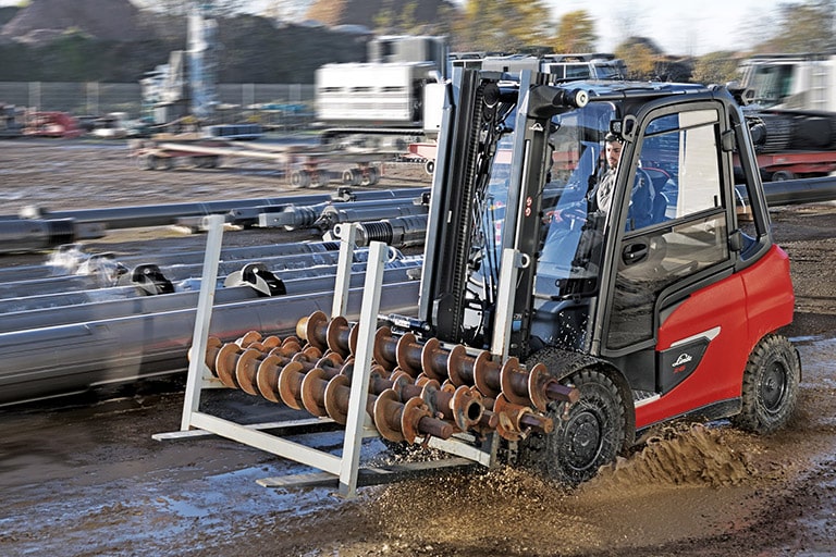 linde x35 x50 electric forklift drives through dirt and water