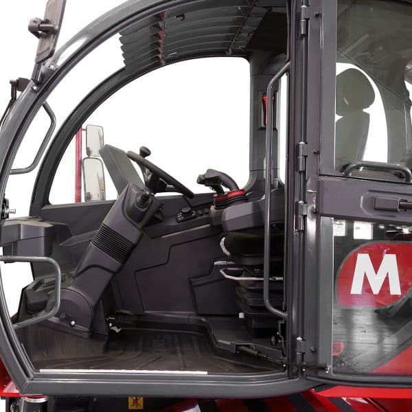 magni rth 8.27 telescopic loader cab from the side