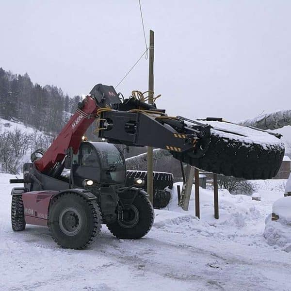 magni teleskoplader hth 16.10 im schnee transportiert reifen